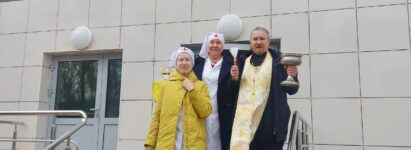 Сестры милосердия и священник поздравили с Пасхой врачей и пациентов областной больницы