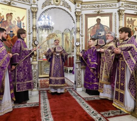 В Неделю 5-ю Великого поста архиерей совершил Литургию в нашем соборе