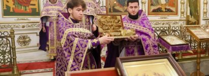 Божественная литургия в Неделю 2-ю Поста и принесение ковчега с частицами святых мощей