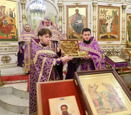 Божественная литургия в Неделю 2-ю Поста и принесение ковчега с частицами святых мощей