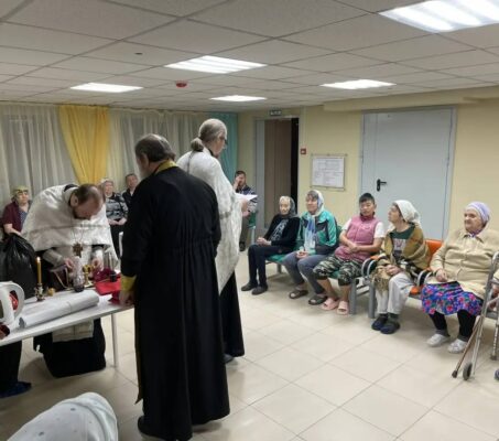 Священники двух храмов Южно-Сахалинска совместно посетили дом-интернат для престарелых и инвалидов